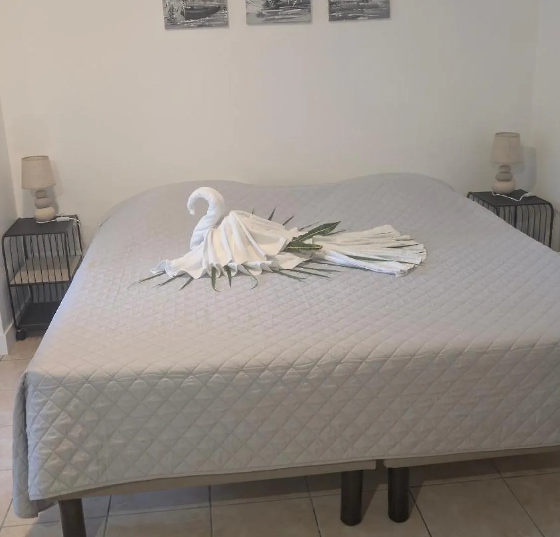 Studio Completement Independant 2 A 4 Pers Enjoy Pointe-Noire 0*,